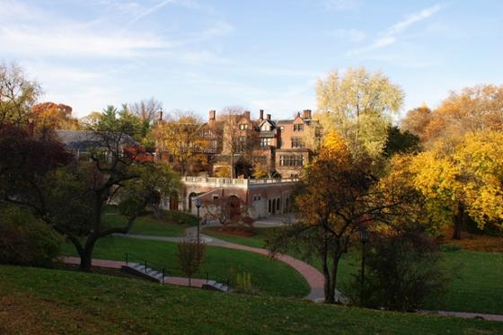 连绵起伏的草山, 红砖历史建筑, and multicolored autumn trees decorate 波胆网站's Shadyside campus in Pittsburgh. 